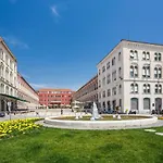 Lägenhet With Large Garden In The Heart Of