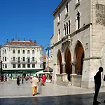 With Large Garden In The Heart Of Lägenhet Split