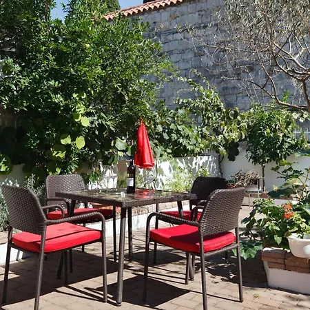 With Large Garden In The Heart Of Lägenhet Split